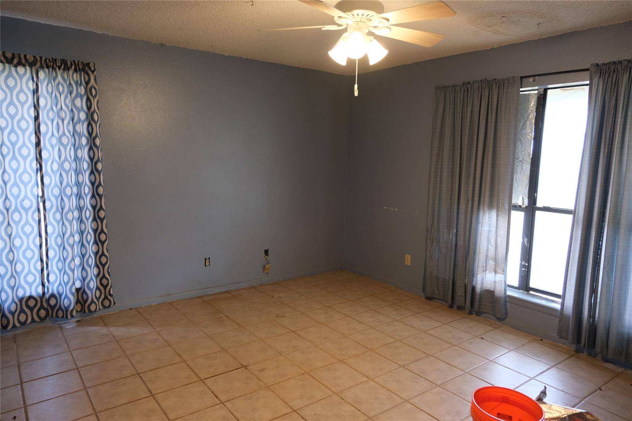 240 McAcres DR, Mcdade, TX 78650