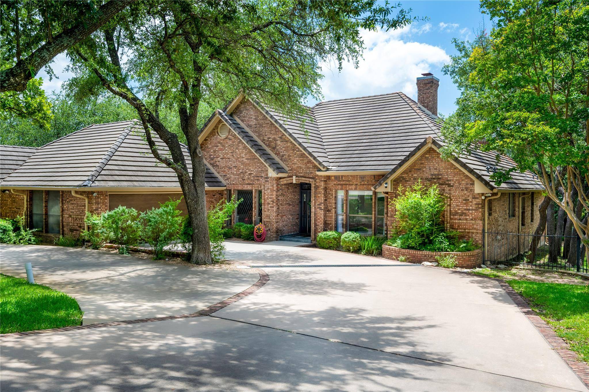 49 Lost Meadow TRL, The Hills, TX 78738