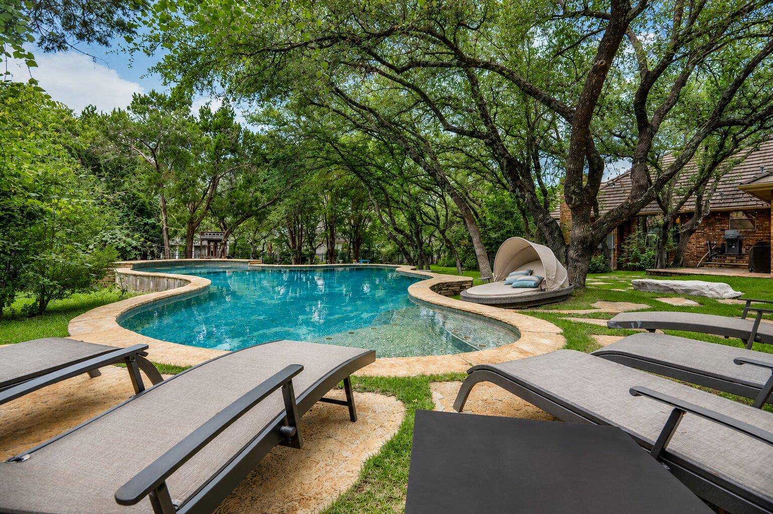 49 Lost Meadow TRL, The Hills, TX 78738