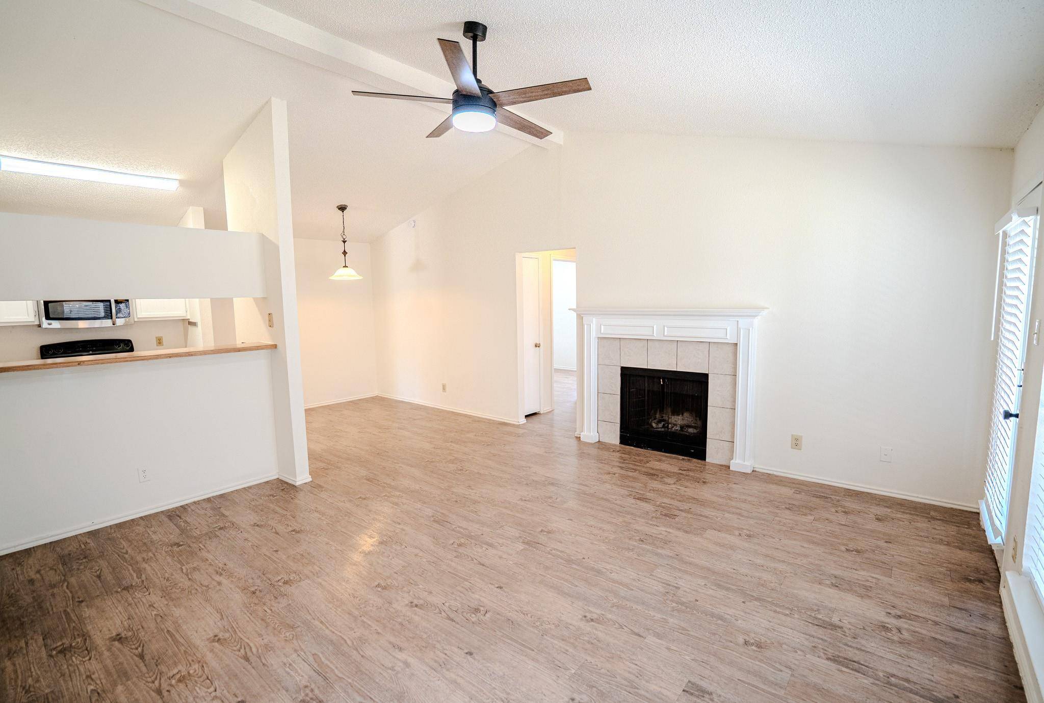 517 Cutty TRL #B, Lakeway, TX 78734