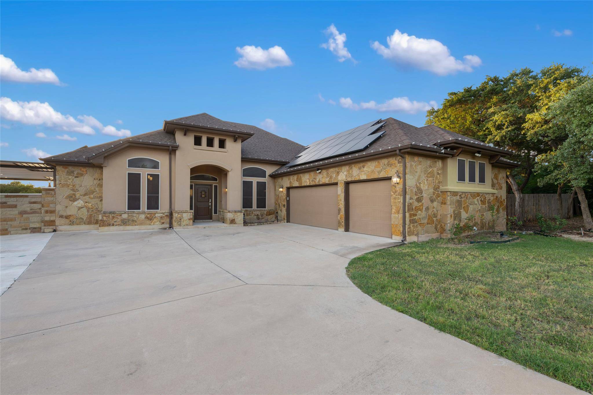 321 Sarahs LN, Liberty Hill, TX 78642