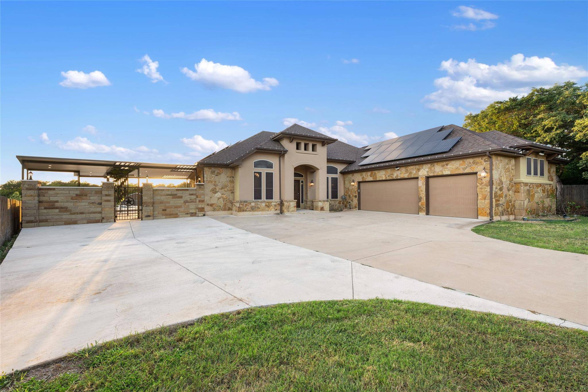 321 Sarahs LN, Liberty Hill, TX 78642