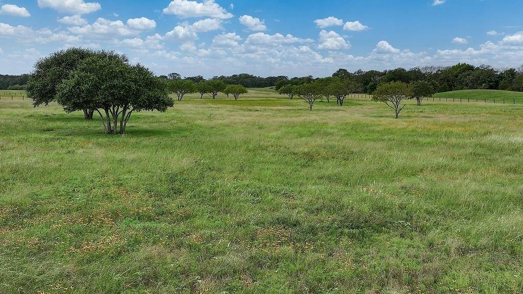 2625 Burke RD, Flatonia, TX 78941