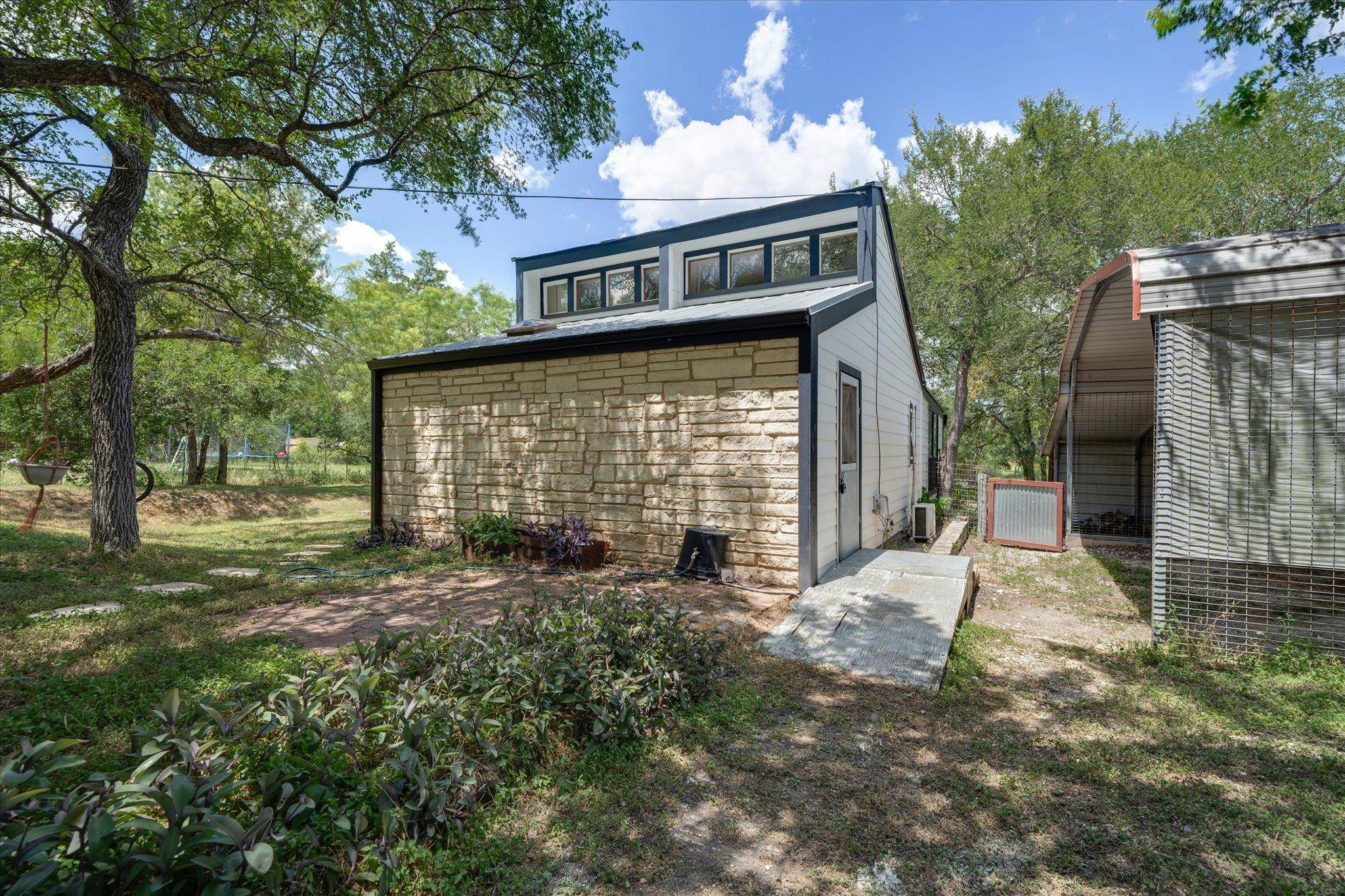 150 Lakeview DR, Del Valle, TX 78617