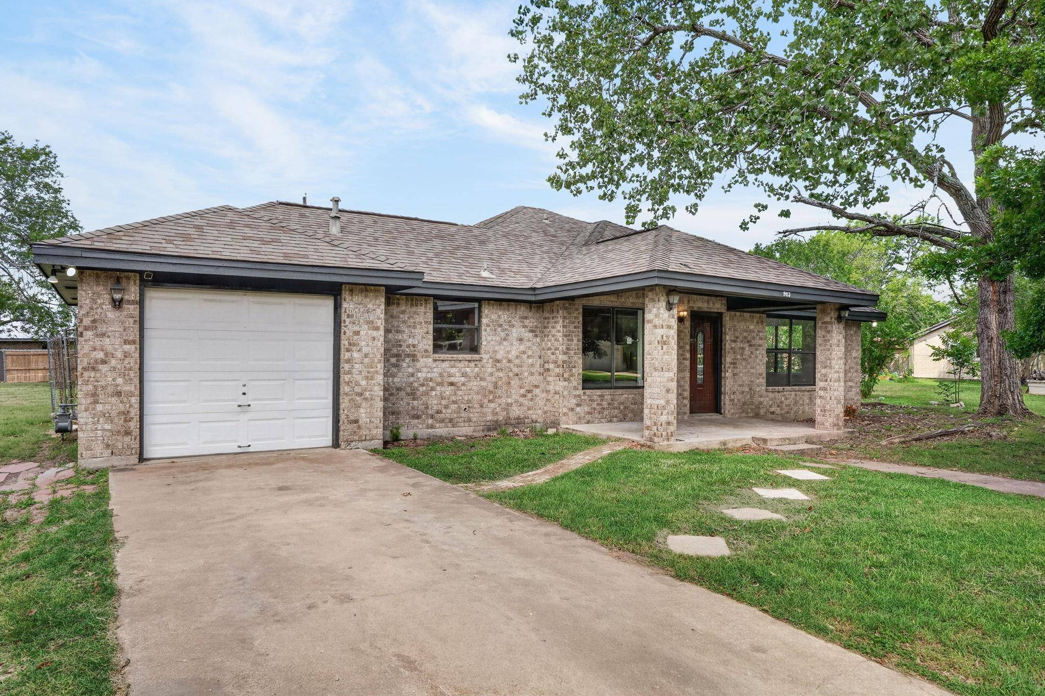 903 Travis ST, Lockhart, TX 78644