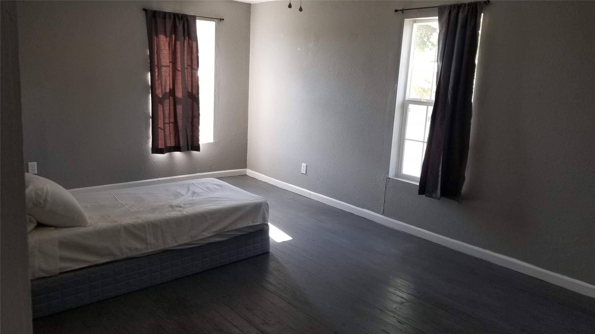 409 S Main ST, Taylor, TX 76574