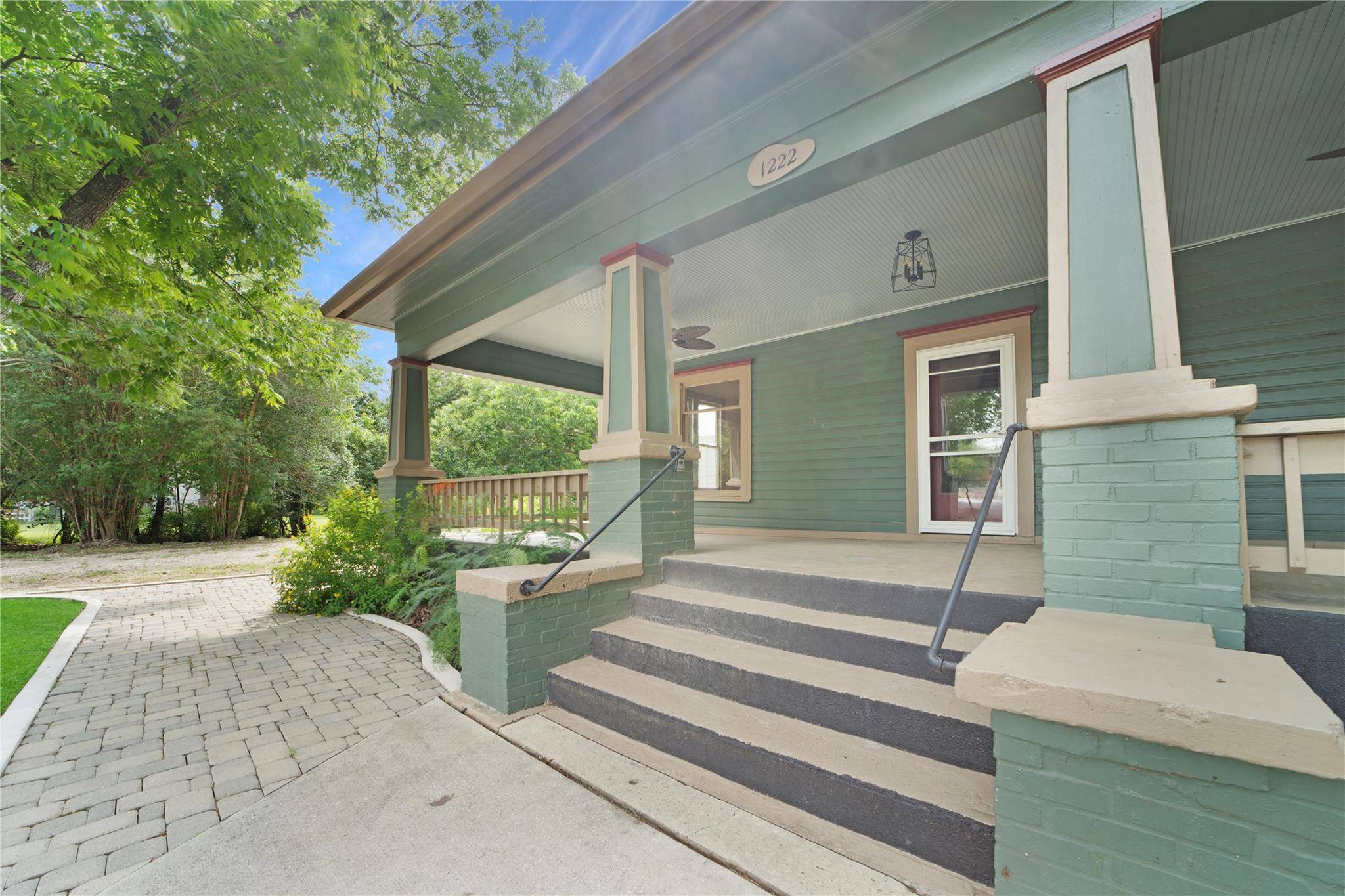 1222 W Hopkins ST, San Marcos, TX 78666