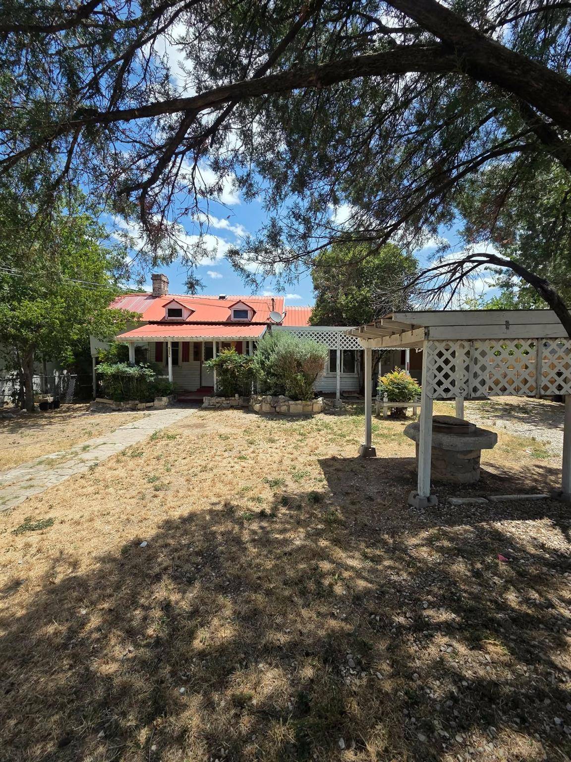 505 1/2 S Main ST S, Lampasas, TX 76550