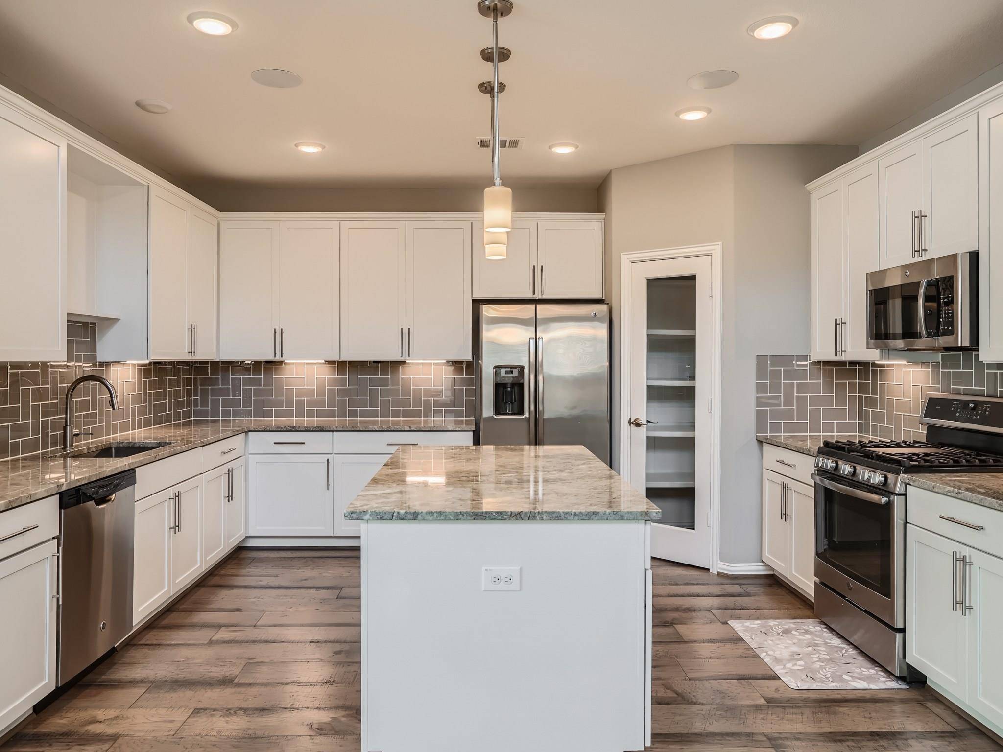 113 Leon LOOP, Liberty Hill, TX 78642