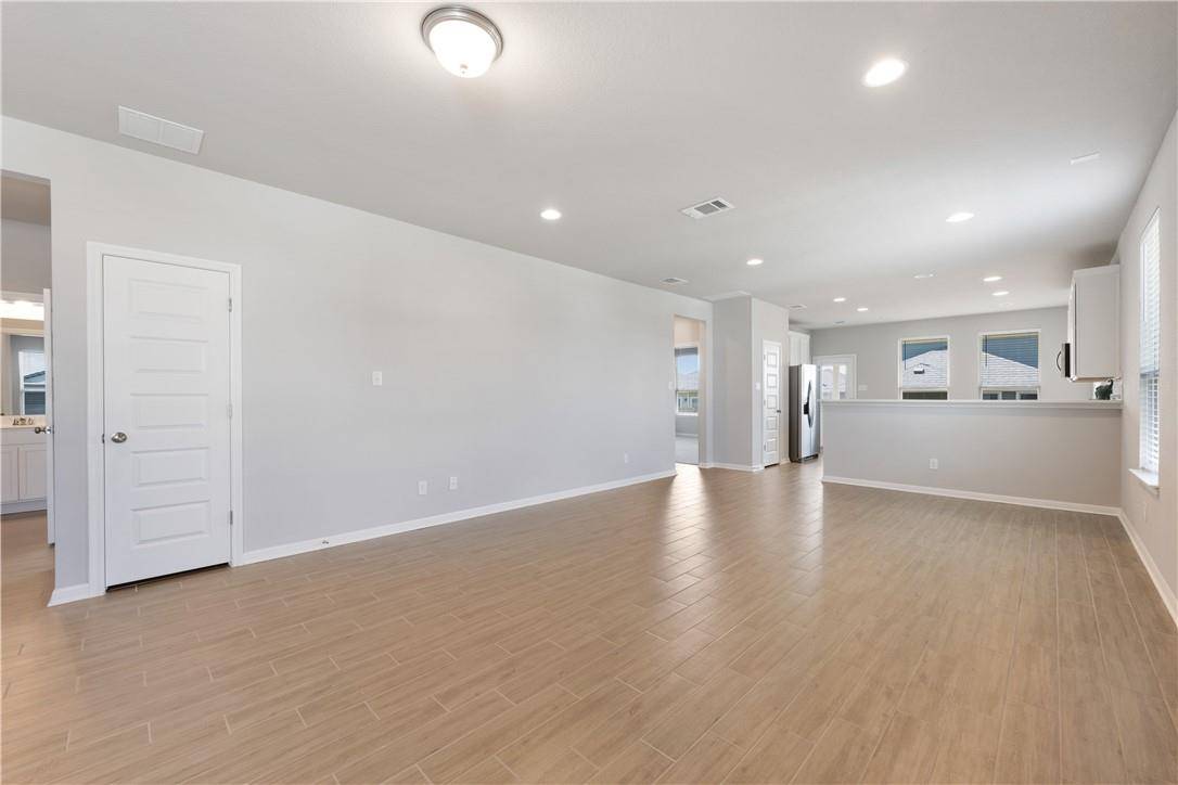 100 Drifter LN, Jarrell, TX 76537