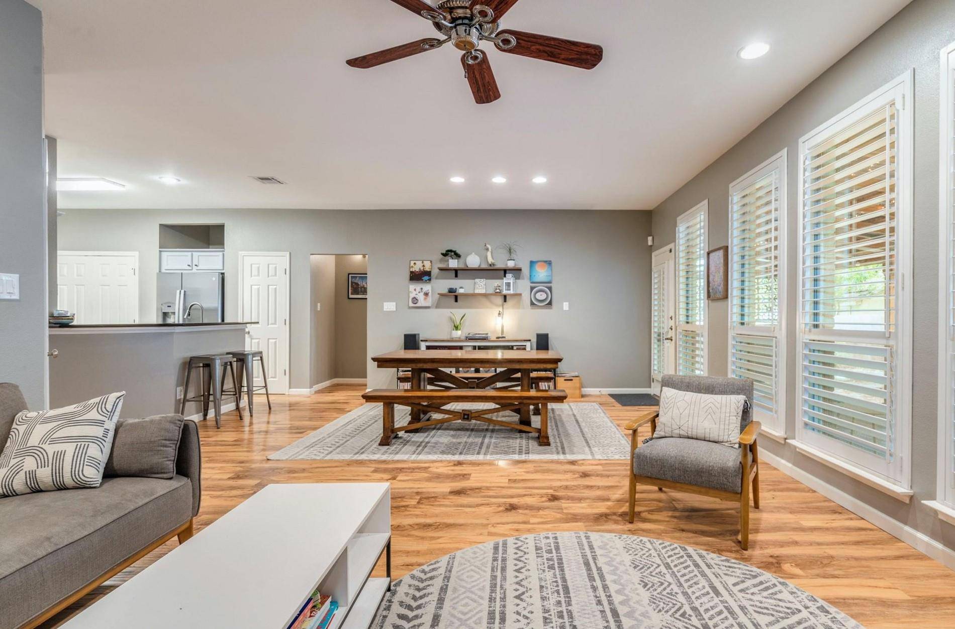 809 Hilltop DR, Leander, TX 78641