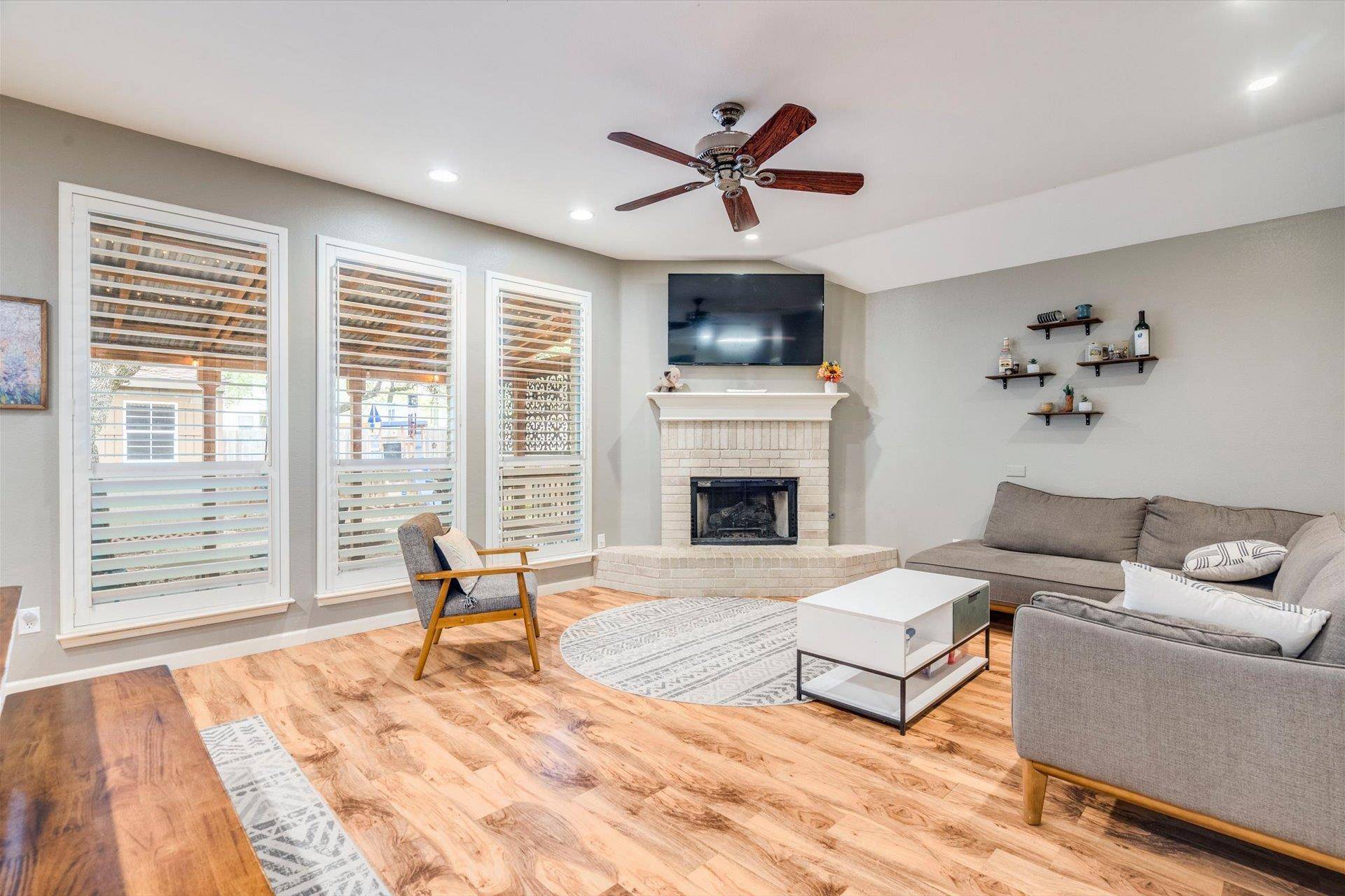 809 Hilltop DR, Leander, TX 78641
