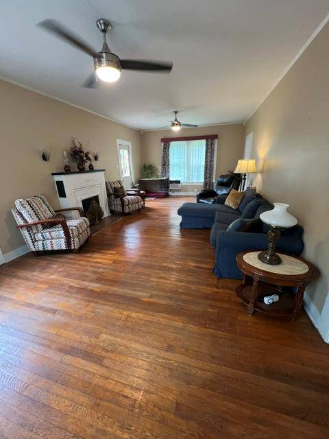 215 W 7th ST, Taylor, TX 76574