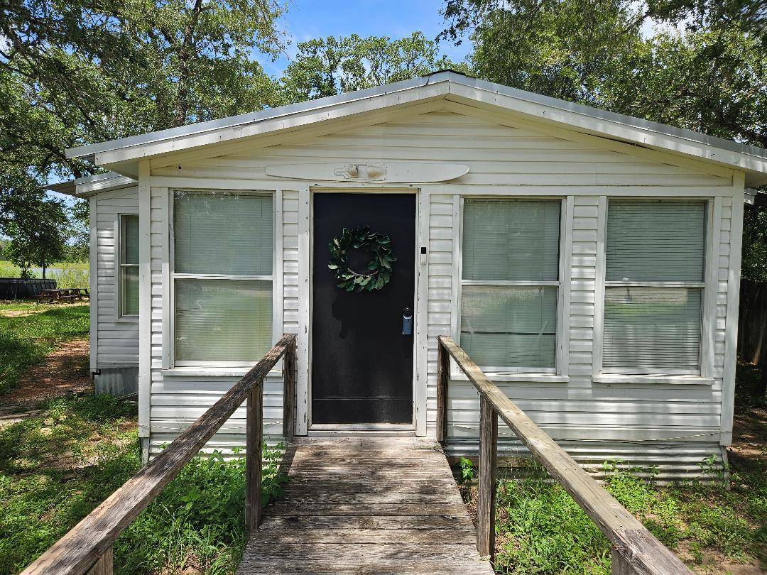 127 Iroquois DR, Smithville, TX 78957