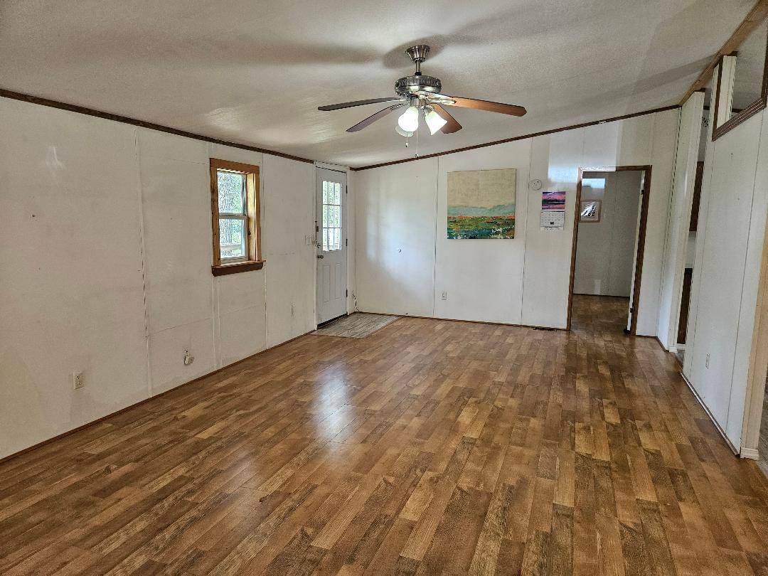 127 Iroquois DR, Smithville, TX 78957