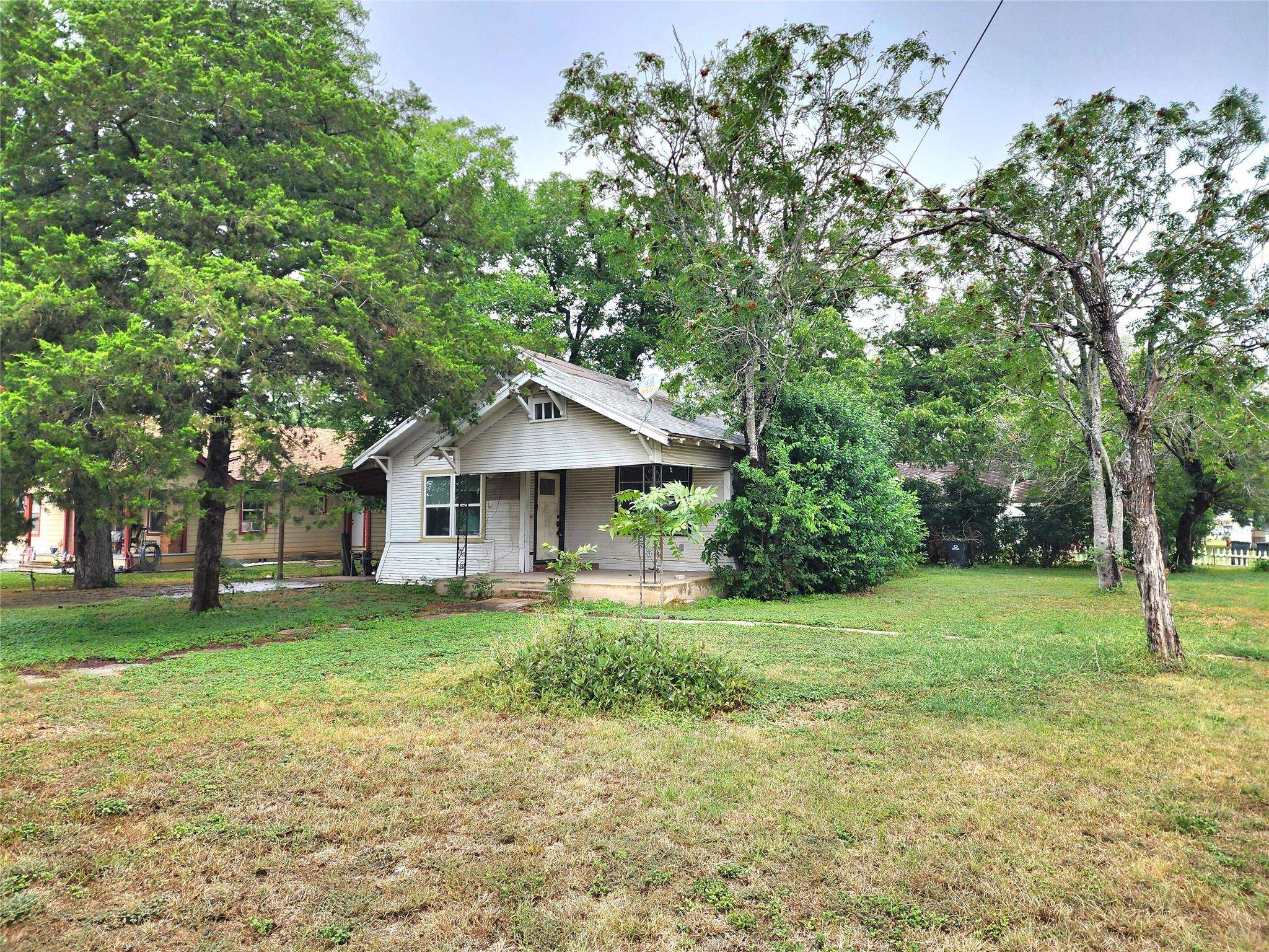 123 E Davis ST, Luling, TX 78648