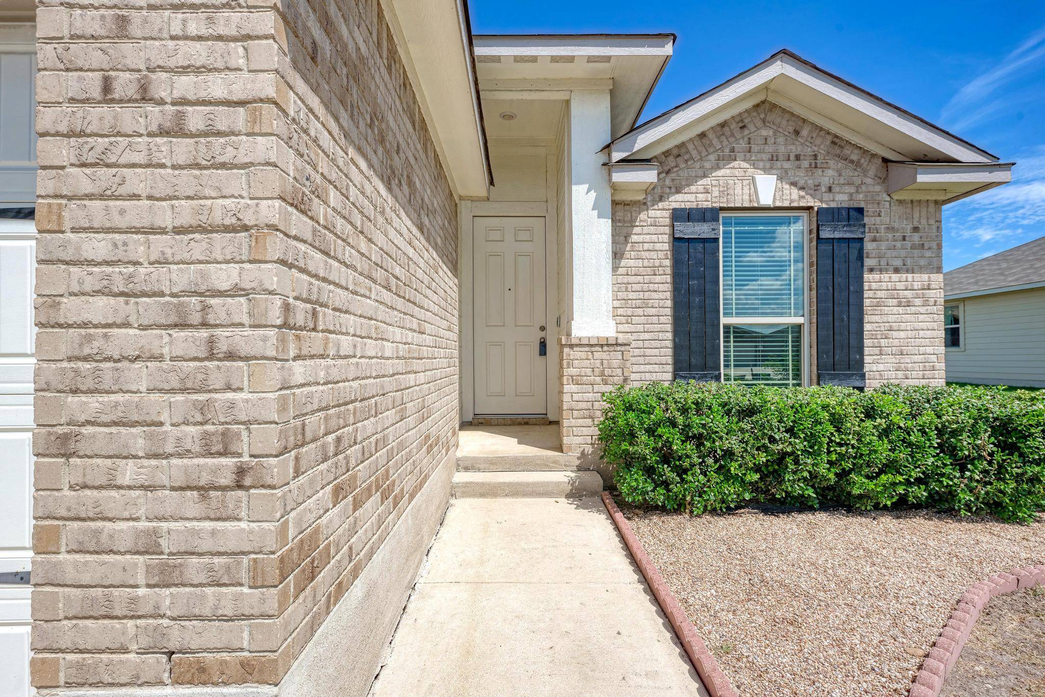 209 Forest Moon LN, Kyle, TX 78640