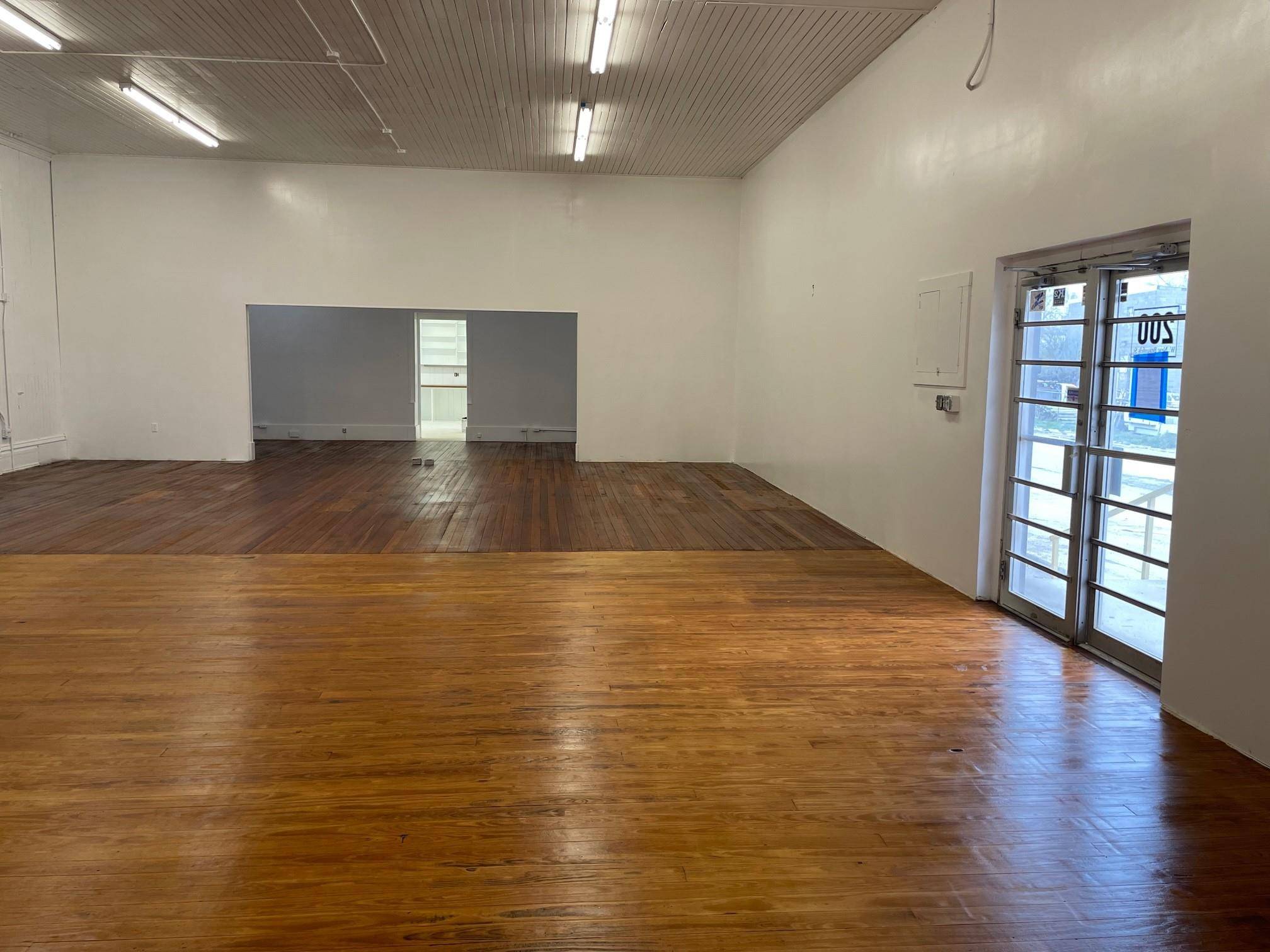 200 W New Braunfels ST, Seguin, TX 78155
