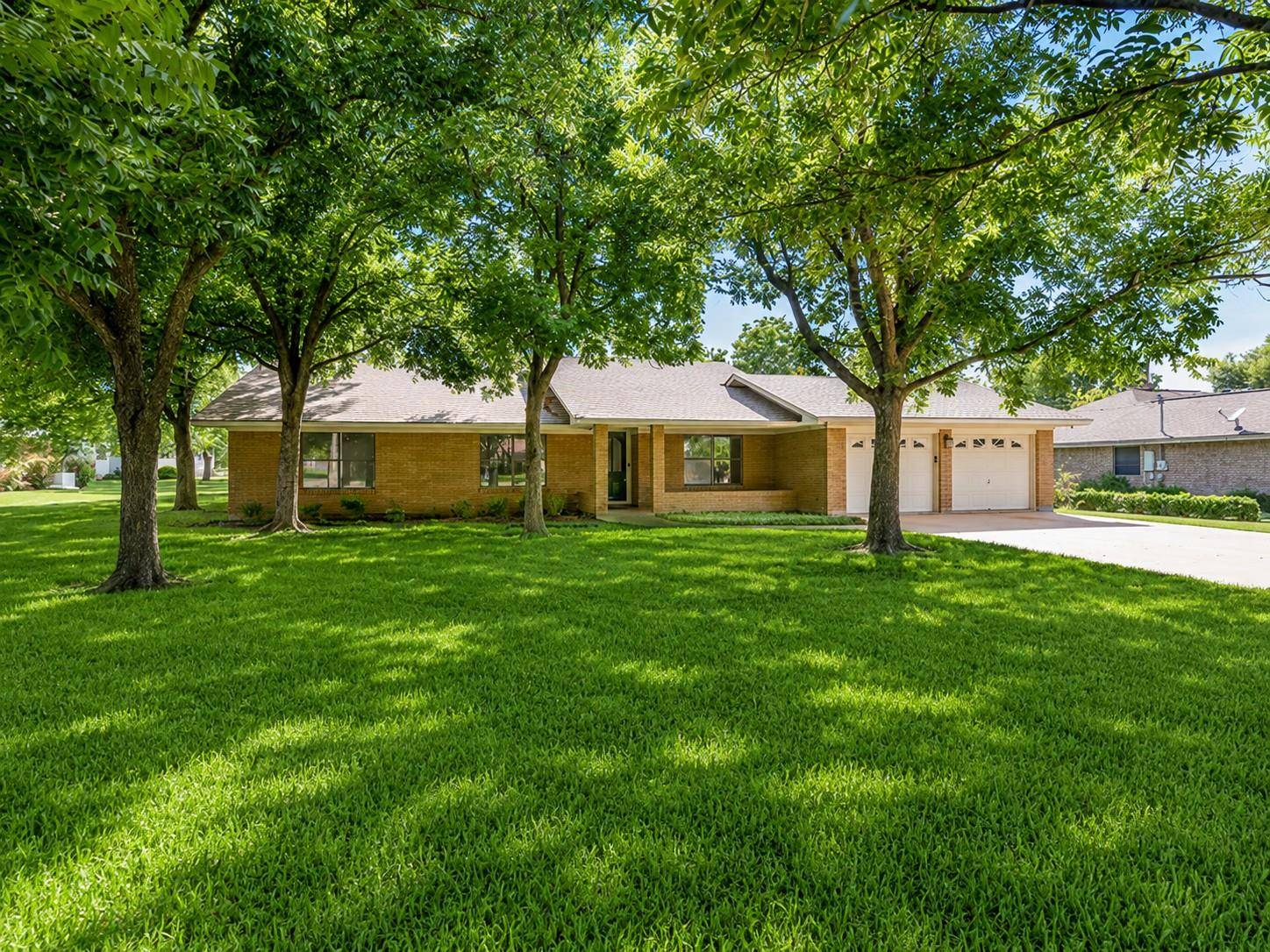 2707 North DR, Taylor, TX 76574