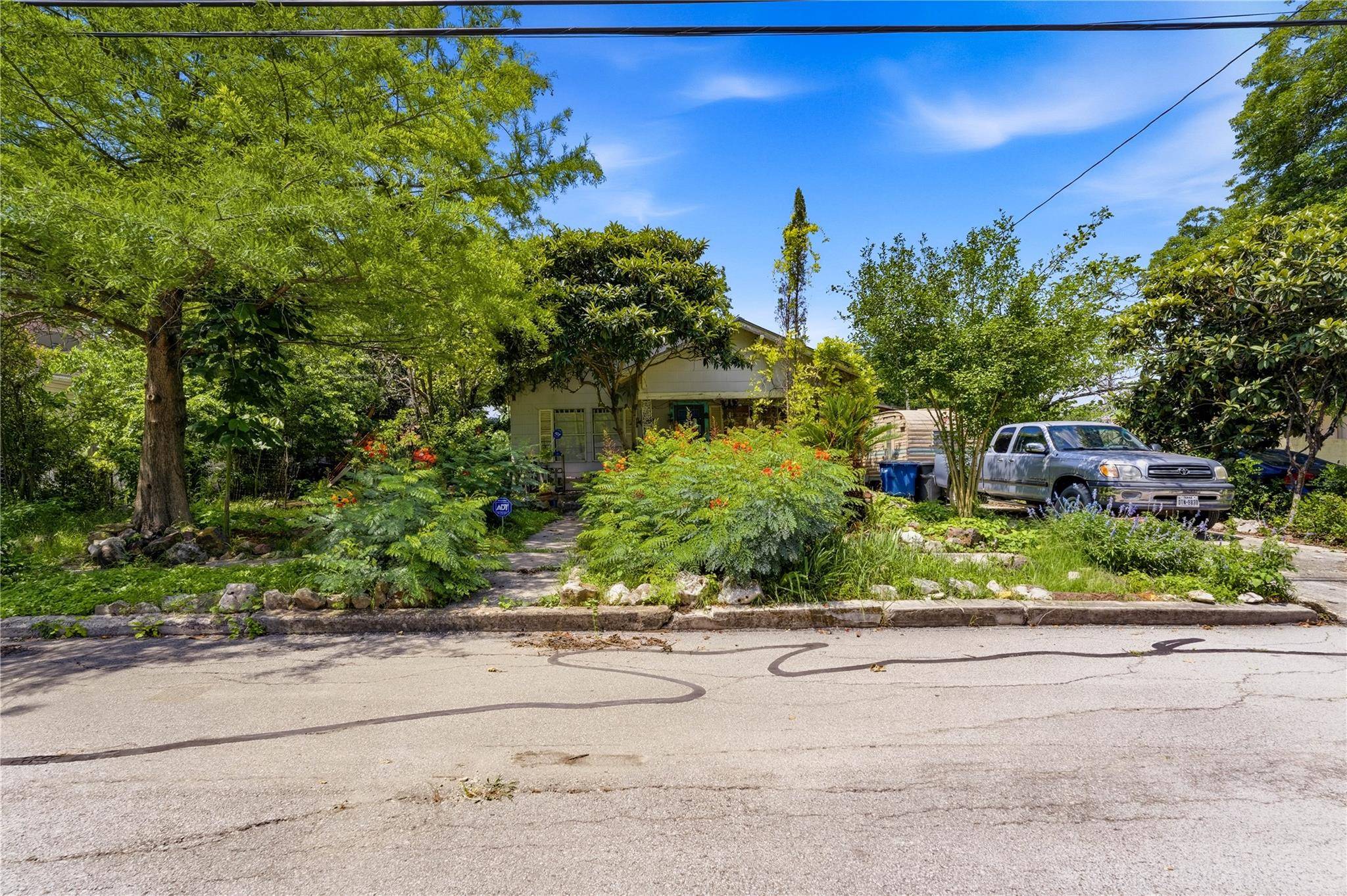 242 S Sycamore Ave, New Braunfels, TX 78130