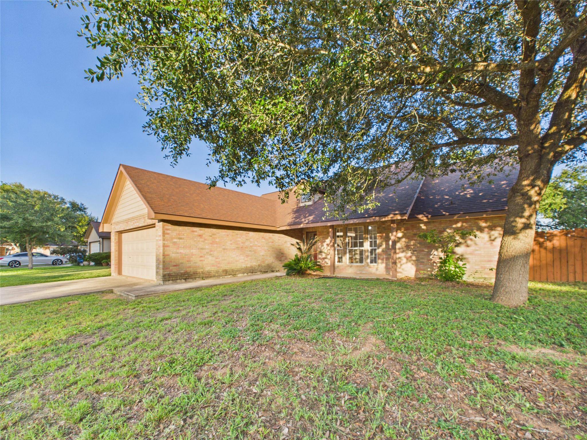 1125 Iris Crescent DR, Floresville, TX 78114