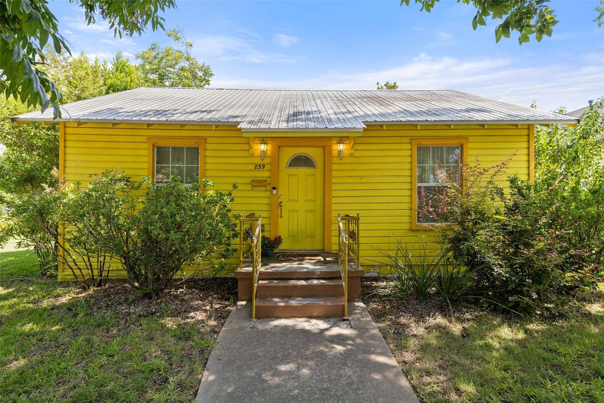 839 W 6th ST, Taylor, TX 76574