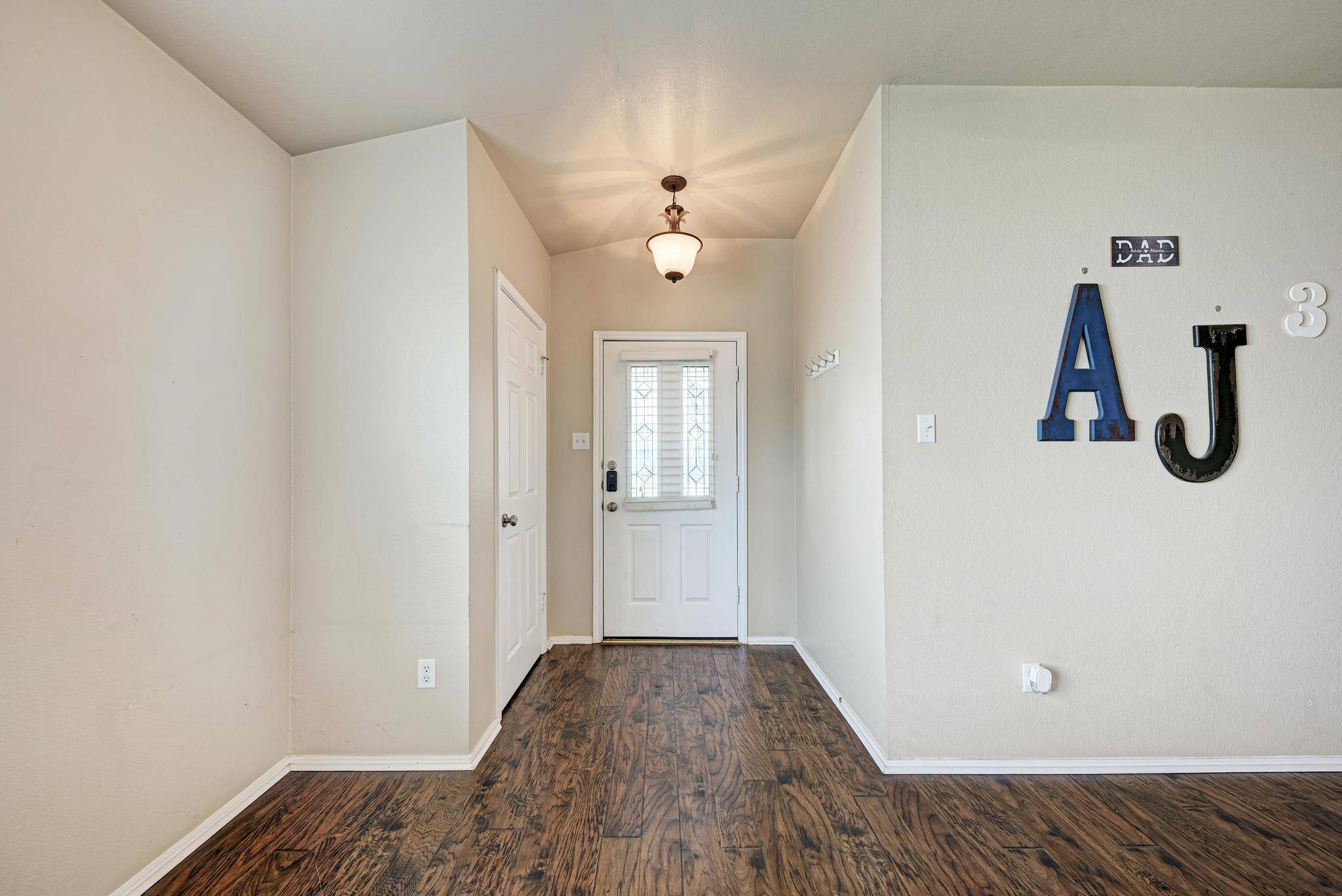 305 Creek Ledge DR, Hutto, TX 78634
