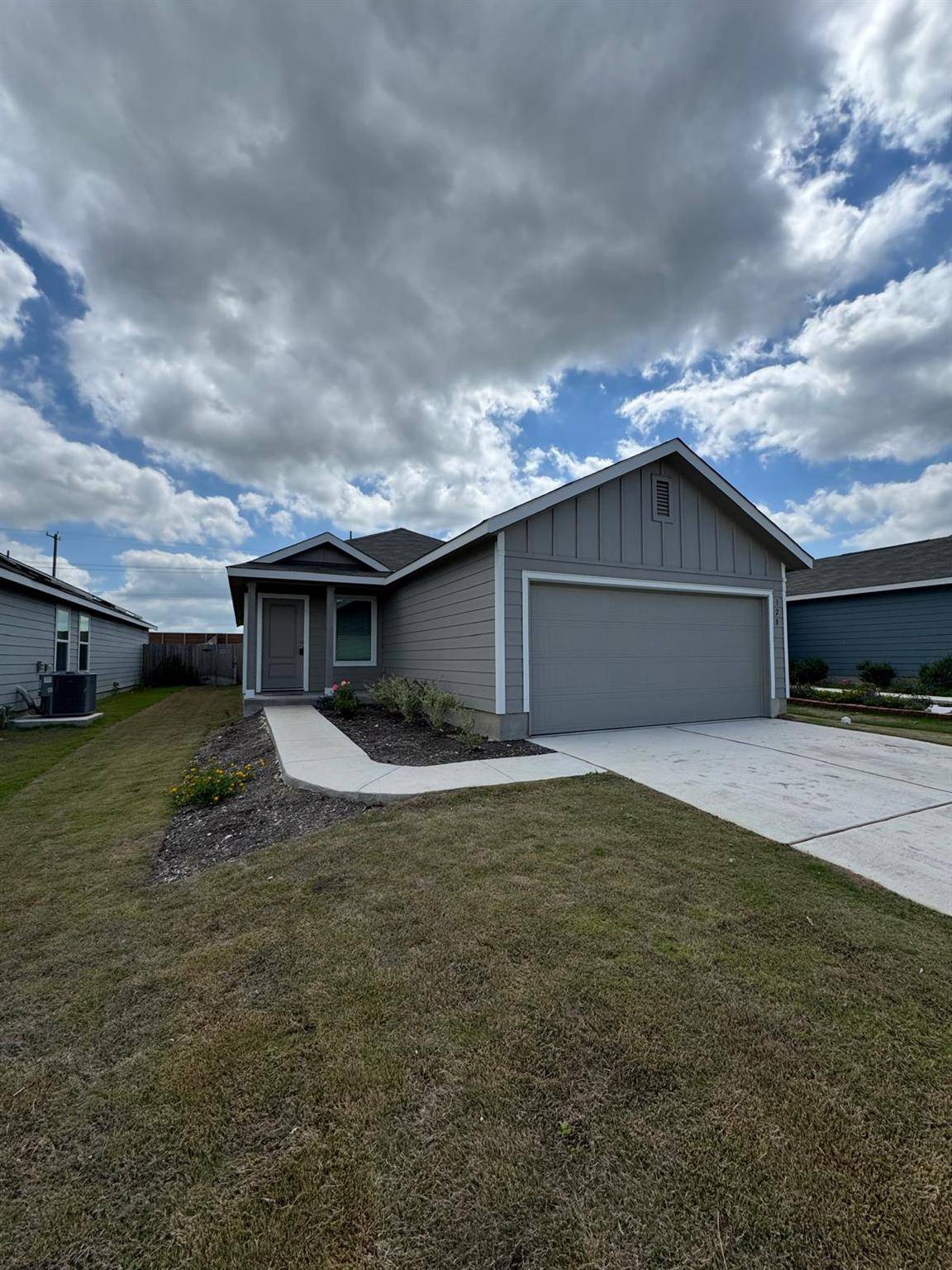 128 Burt Rainey LN, Jarrell, TX 76537