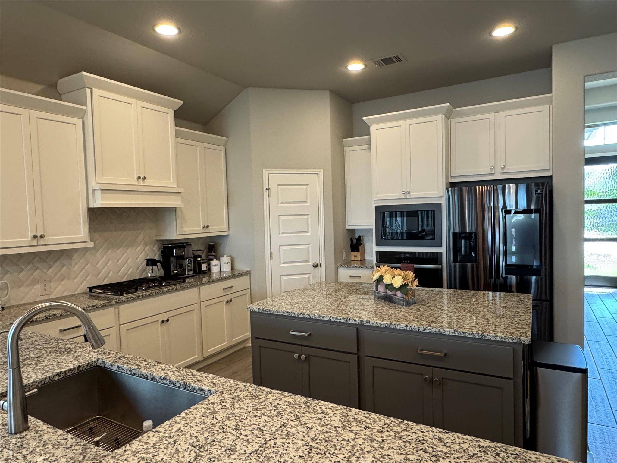 2004 Stirling ST, Leander, TX 78641