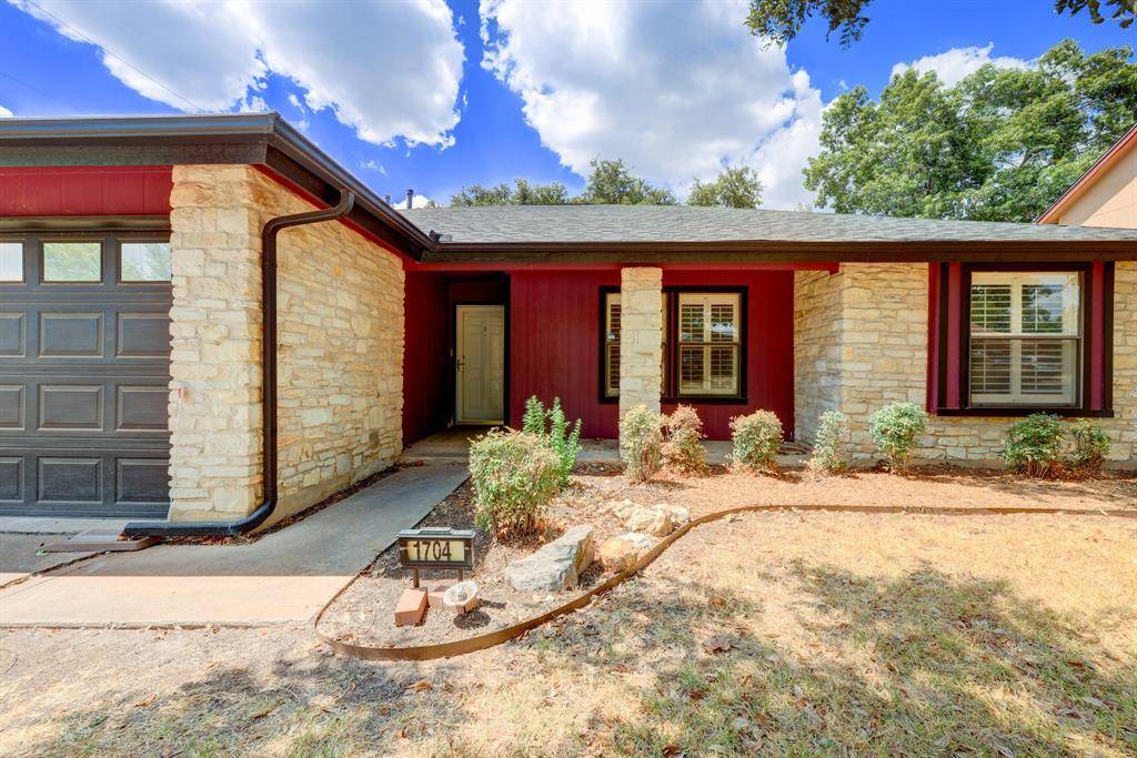 1704 Foxfire DR, Round Rock, TX 78681