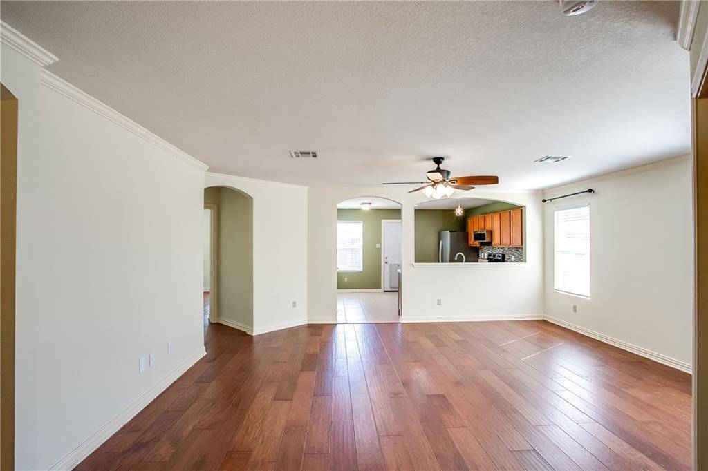 122 Quail Hollow DR, Hutto, TX 78634
