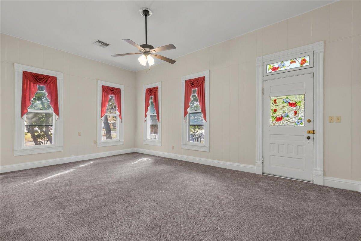 207 Hudgins ST, Smithville, TX 78957