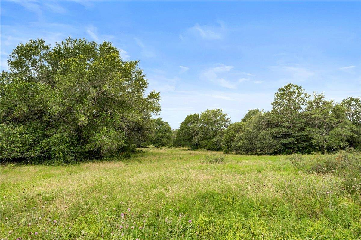 8413 Mach RD, La Grange, TX 78945