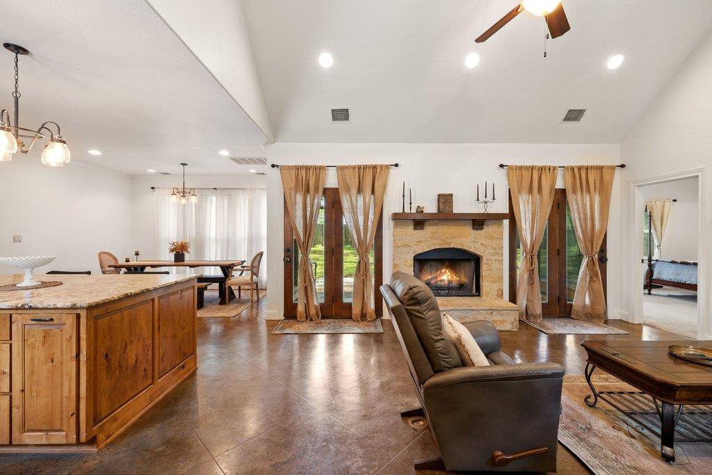 101 Winding Oak DR, Johnson City, TX 78636