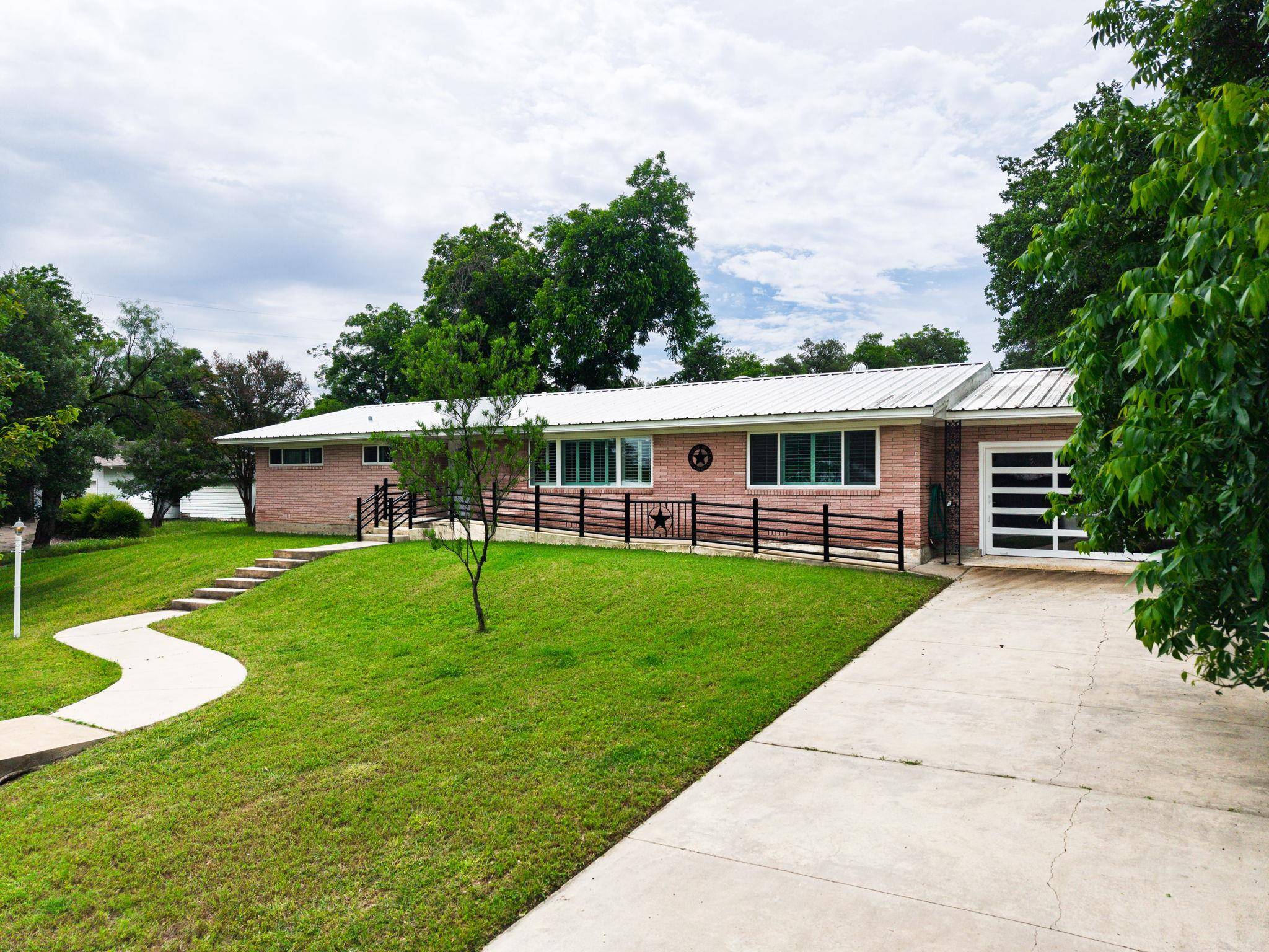 708 W North Ave, Lampasas, TX 76550