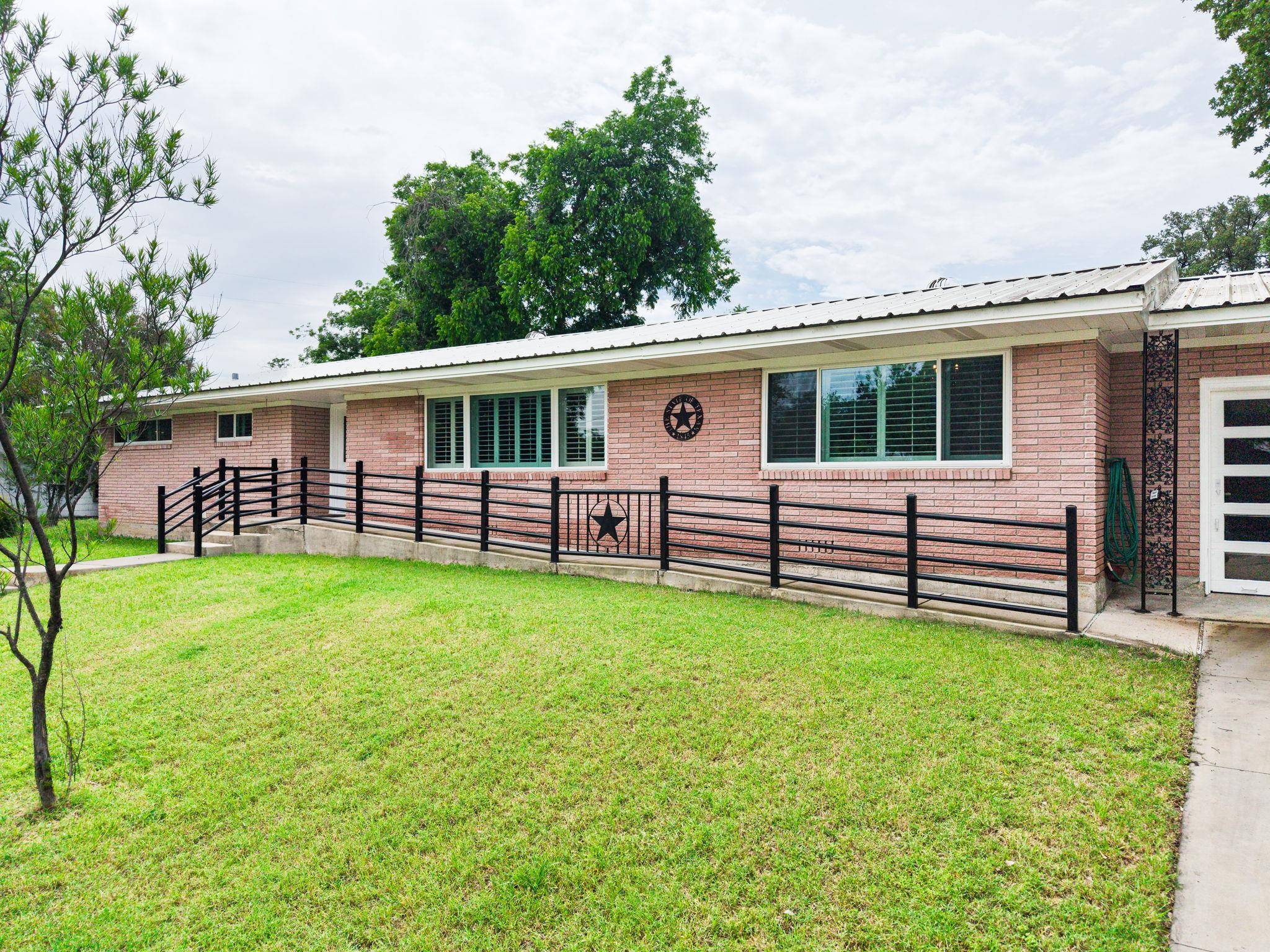708 W North Ave, Lampasas, TX 76550