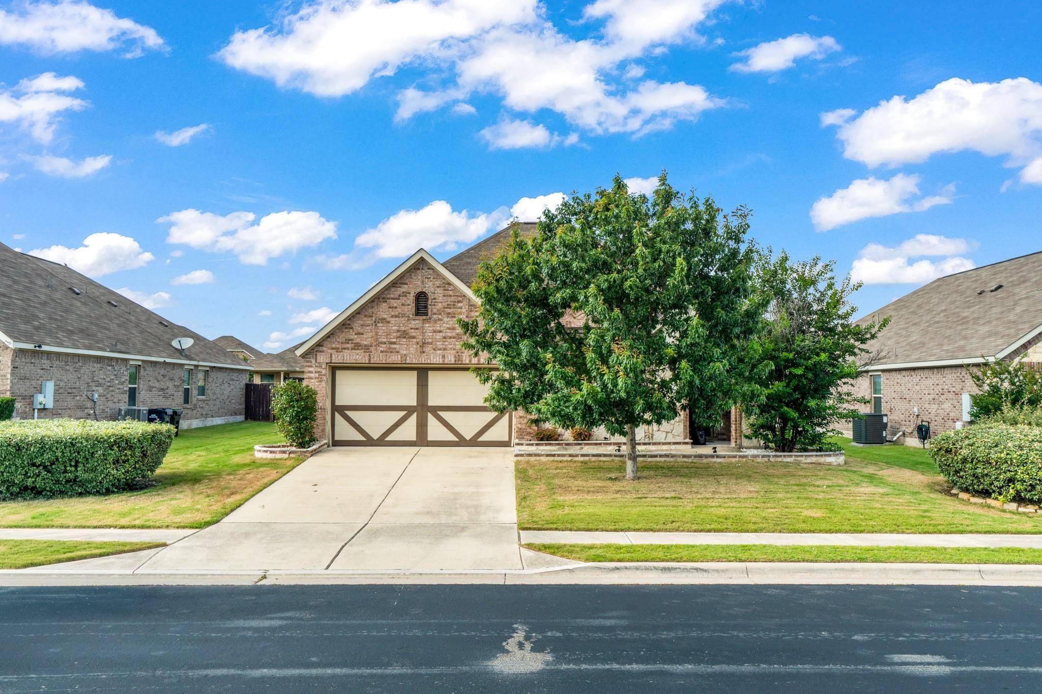 804 Farm House DR, Hutto, TX 78634