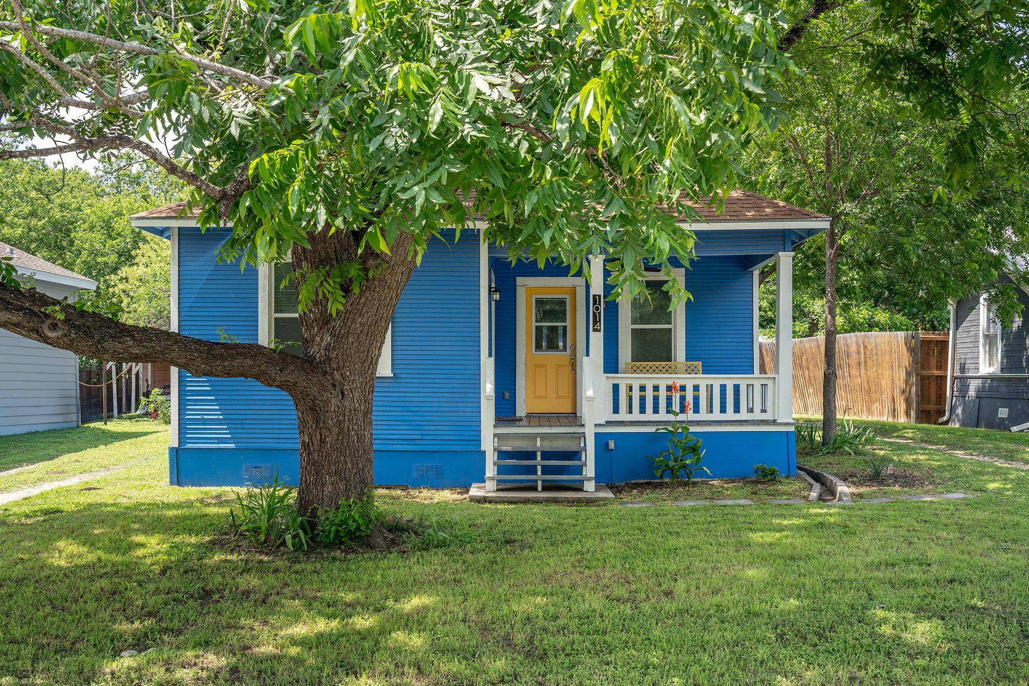 1014 W 6th ST, Taylor, TX 76574