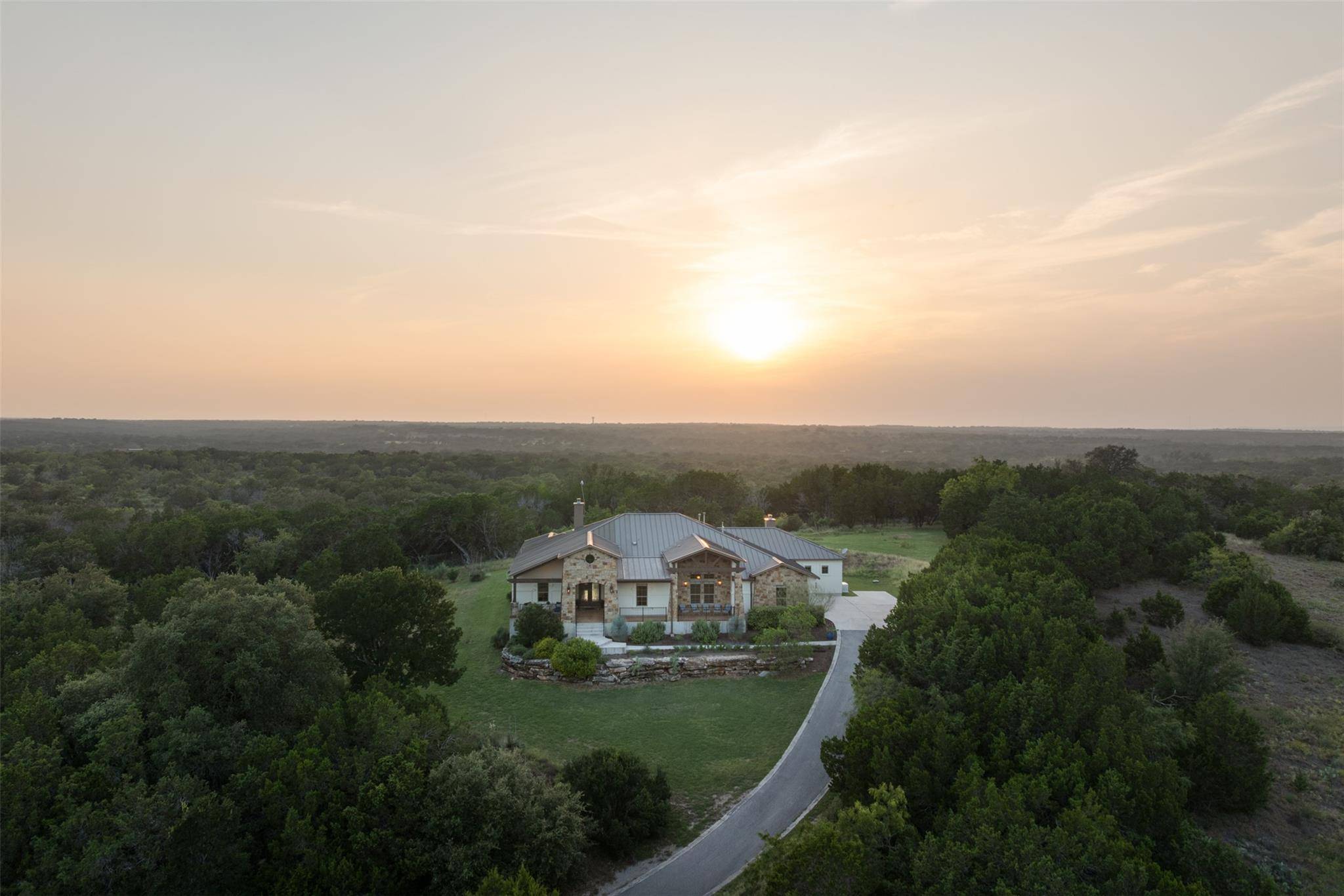 119 Creekside TRL, Spicewood, TX 78669