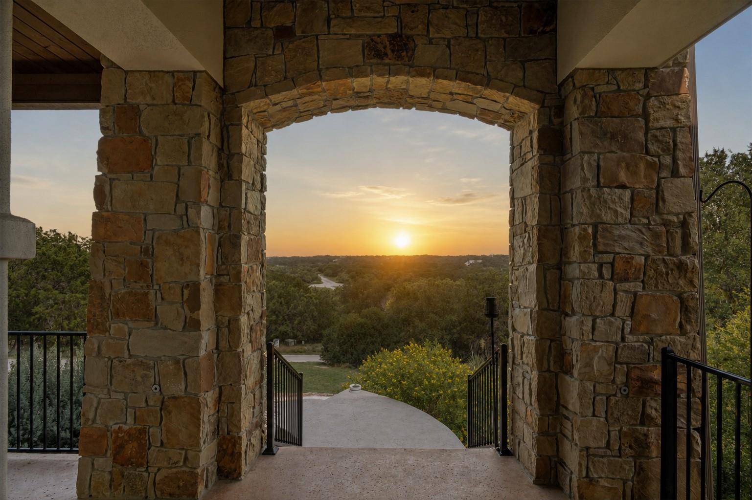 119 Creekside TRL, Spicewood, TX 78669