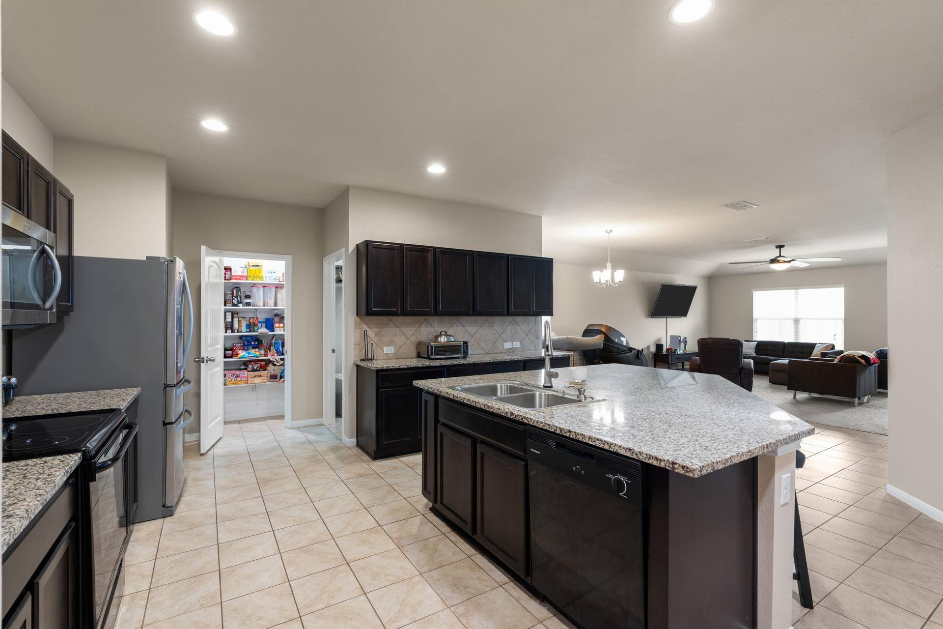 111 Denton DR, Hutto, TX 78634