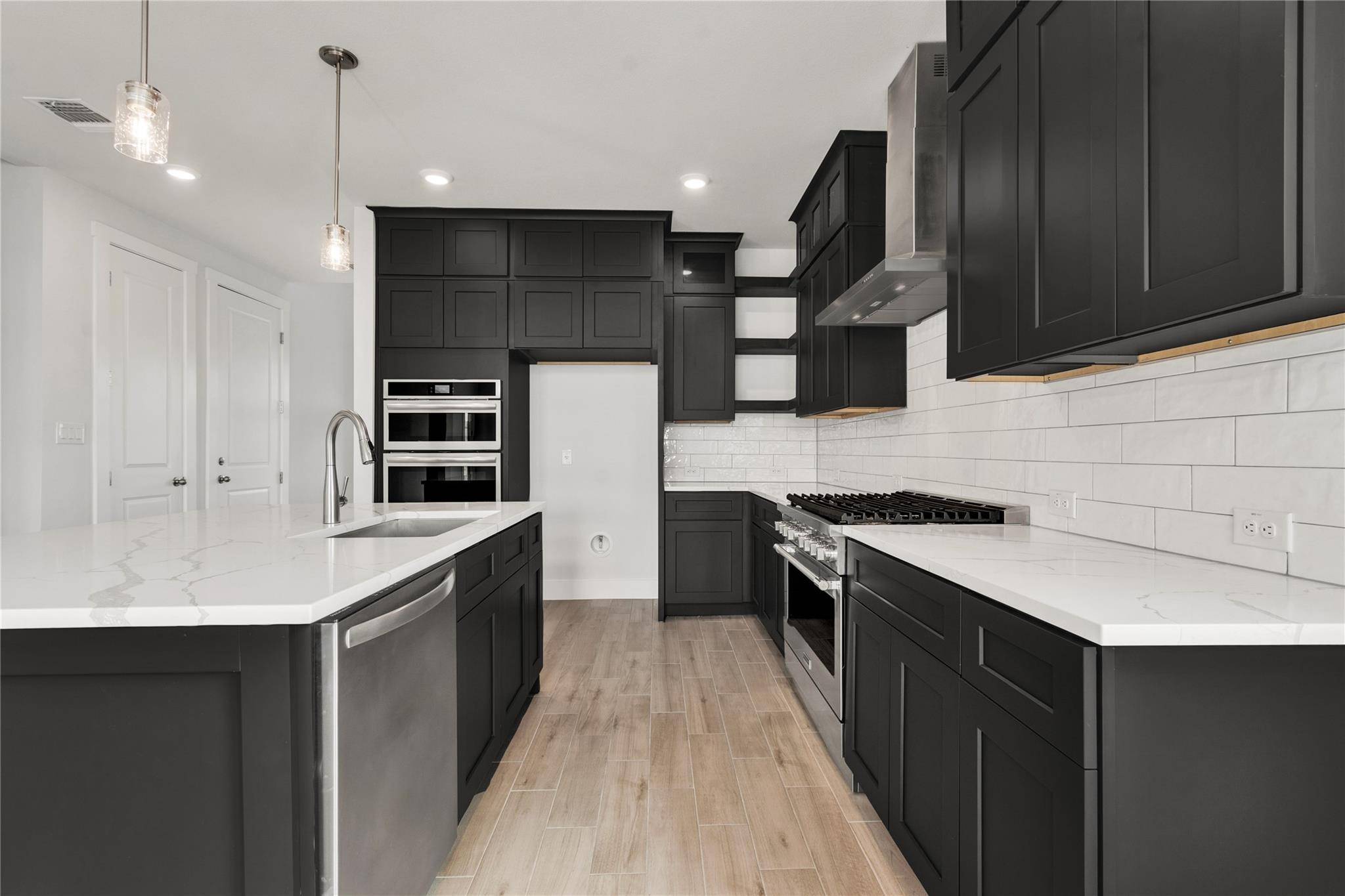 8516 Red Bottle Brush RD, Lago Vista, TX 78645