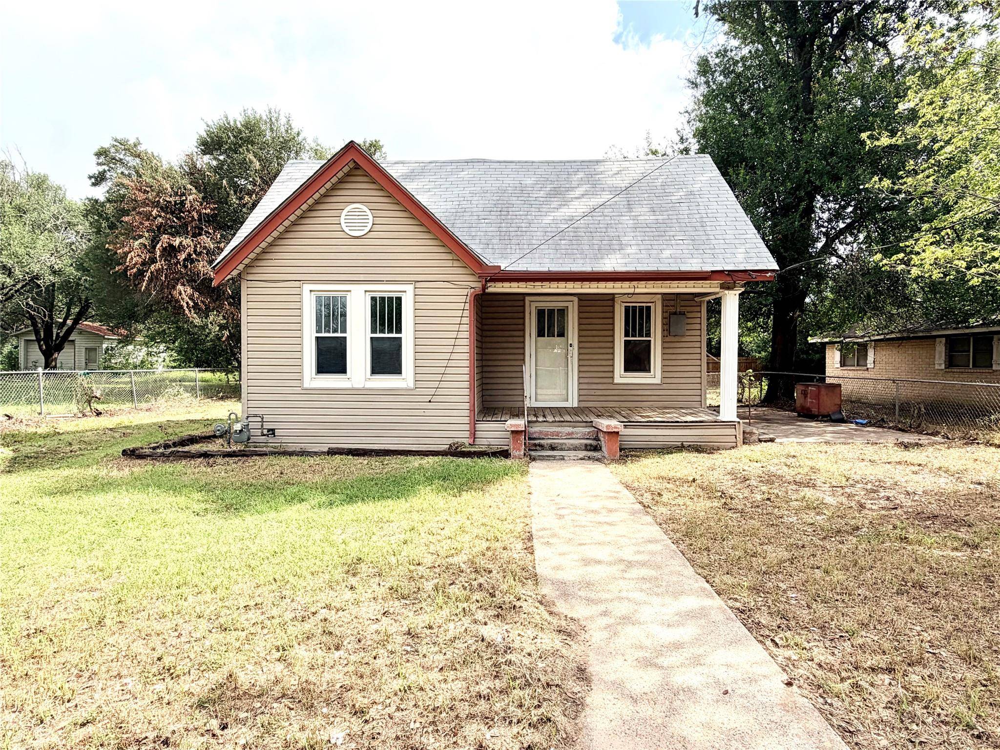 702 E 18th ST, Cameron, TX 76520