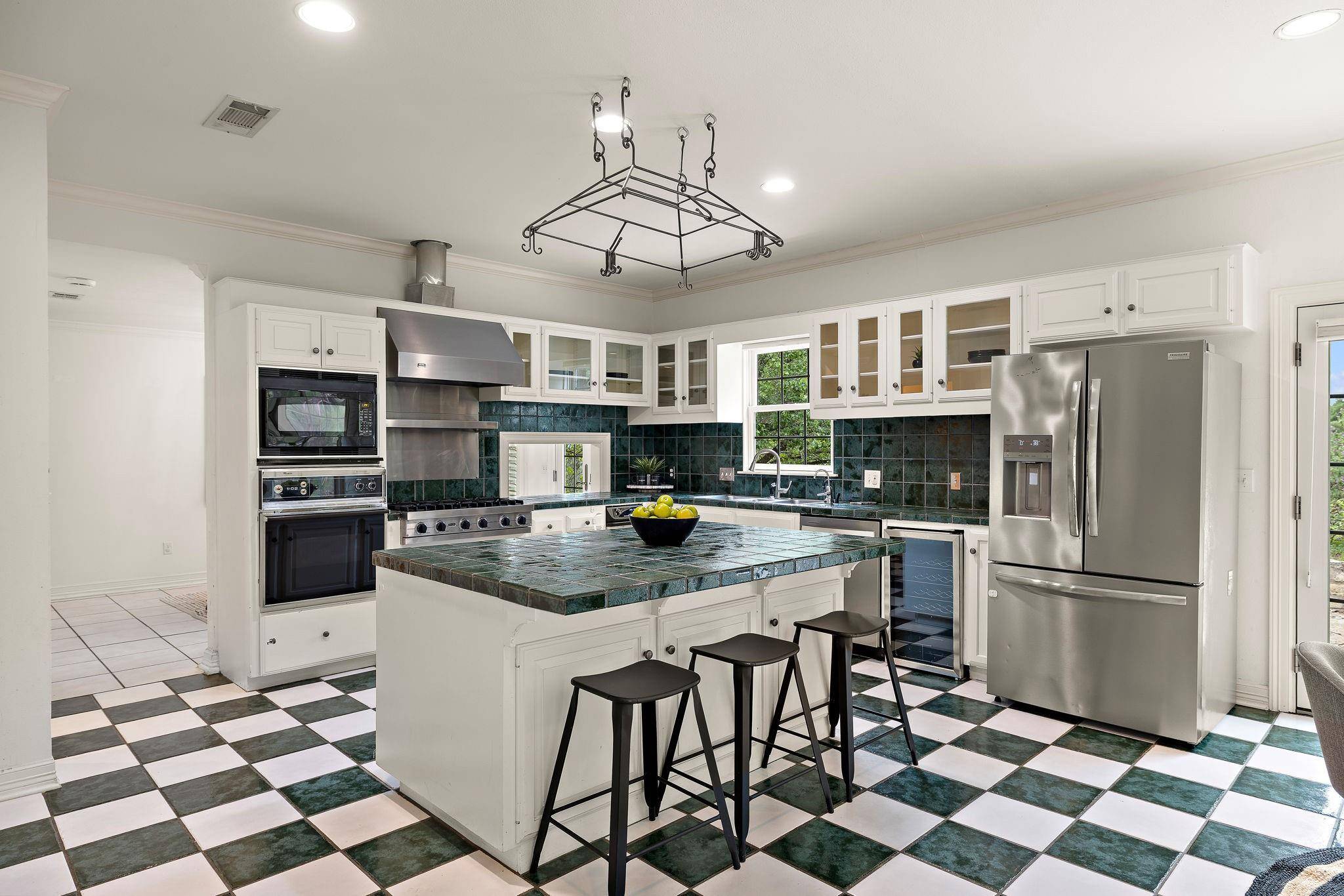 901 LAUDER DR, Spicewood, TX 78669