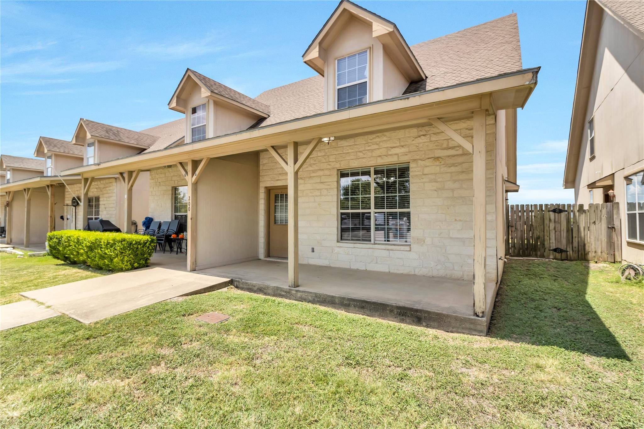 200 SANDSTONE DR #A, Jarrell, TX 76537