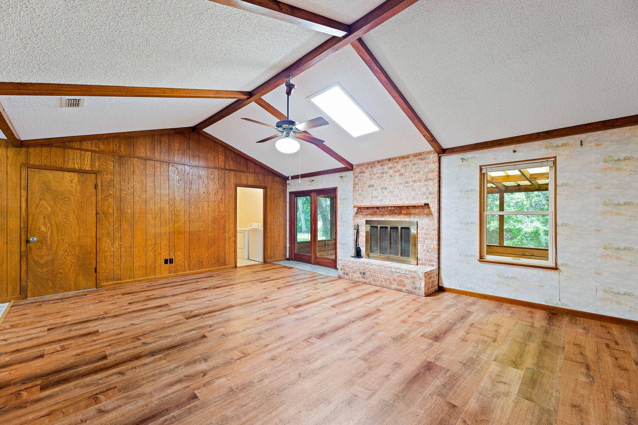 215 Memorial DR, Luling, TX 78648