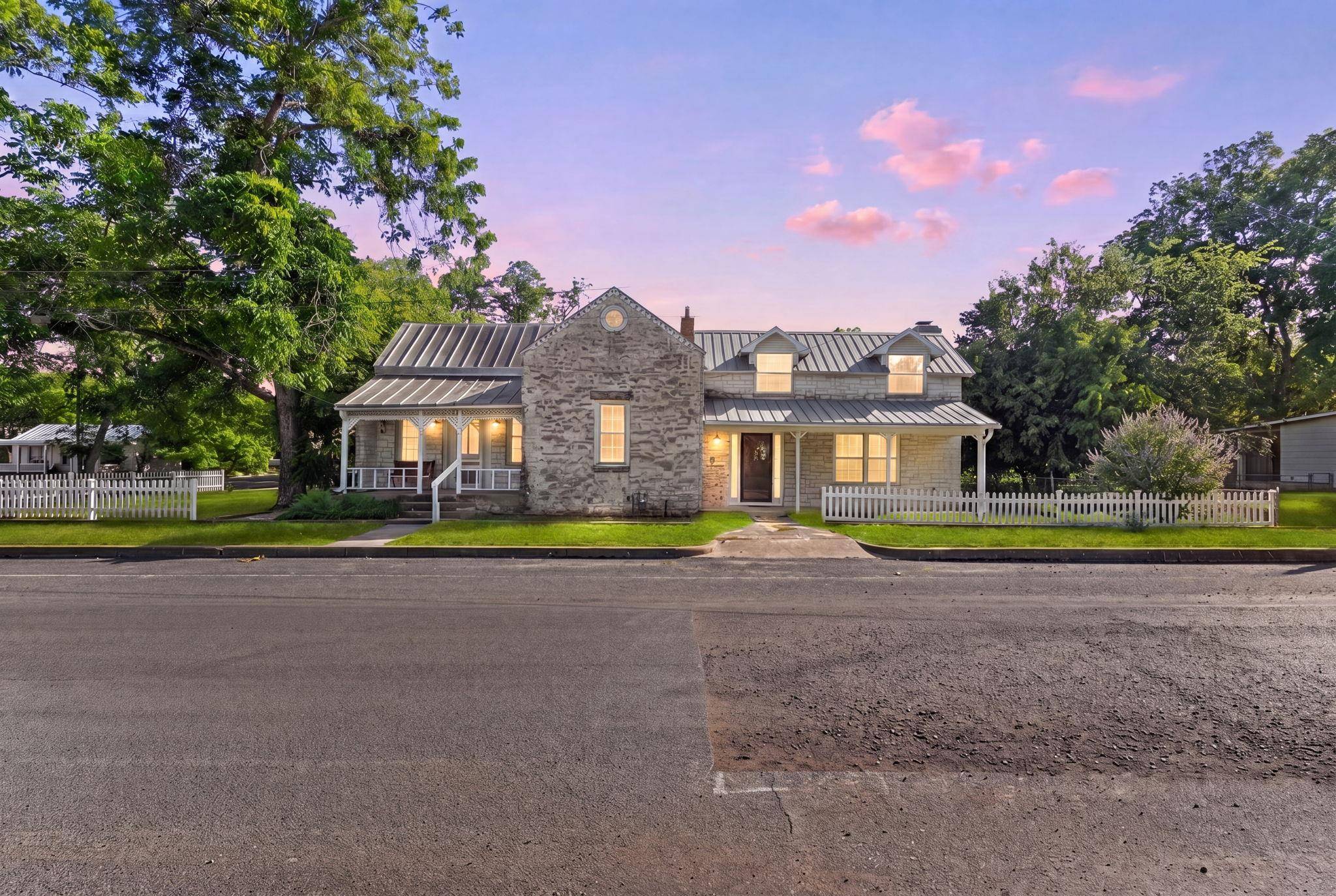 501 W Creek ST, Fredericksburg, TX 78624