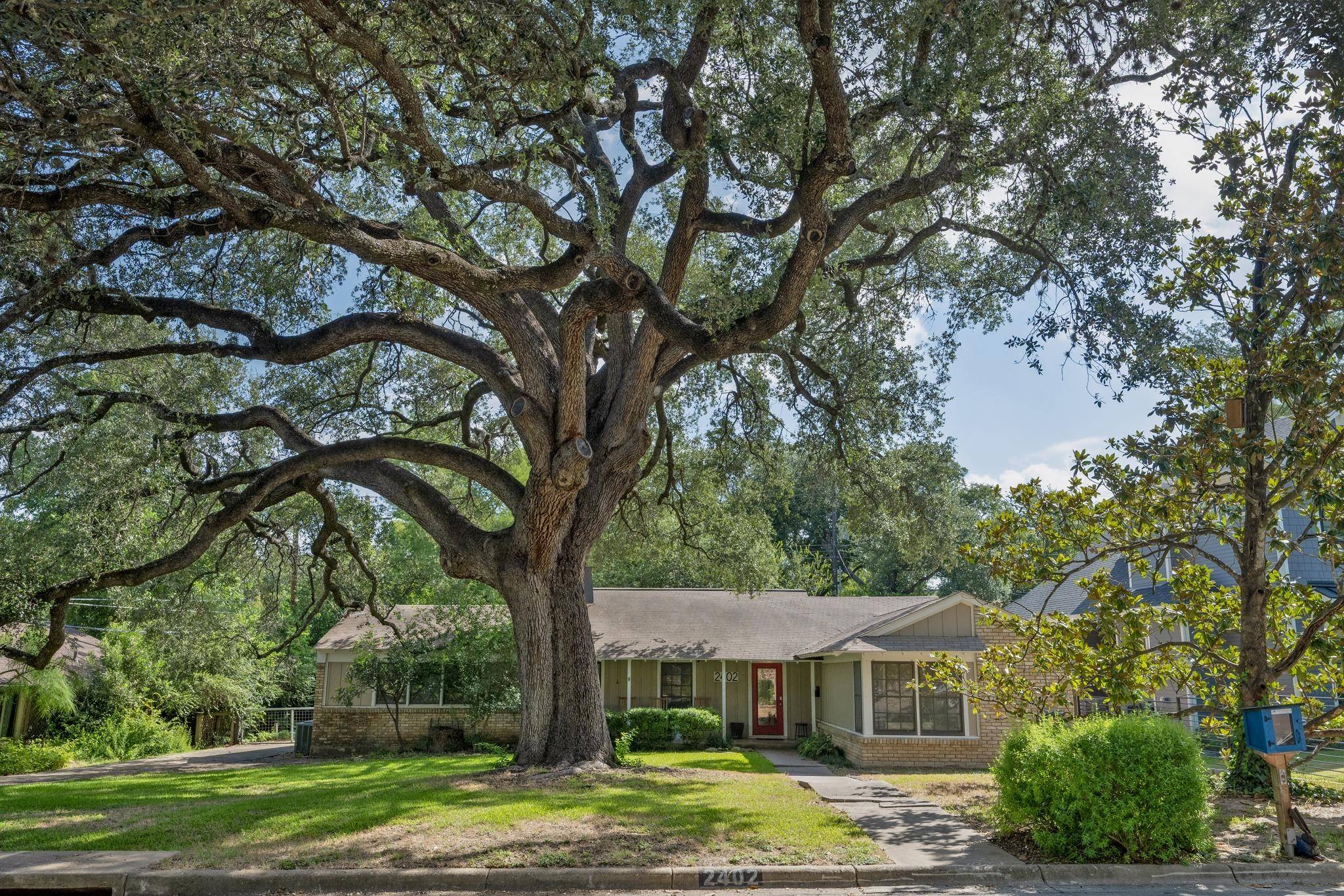 2402 Elmglen DR, Austin, TX 78704