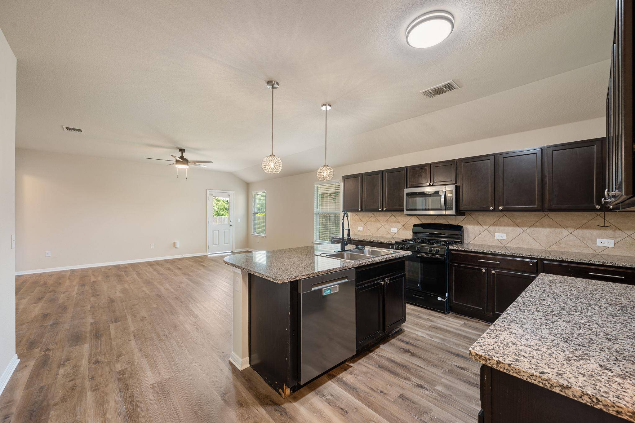 533 Luna Vista DR, Hutto, TX 78634