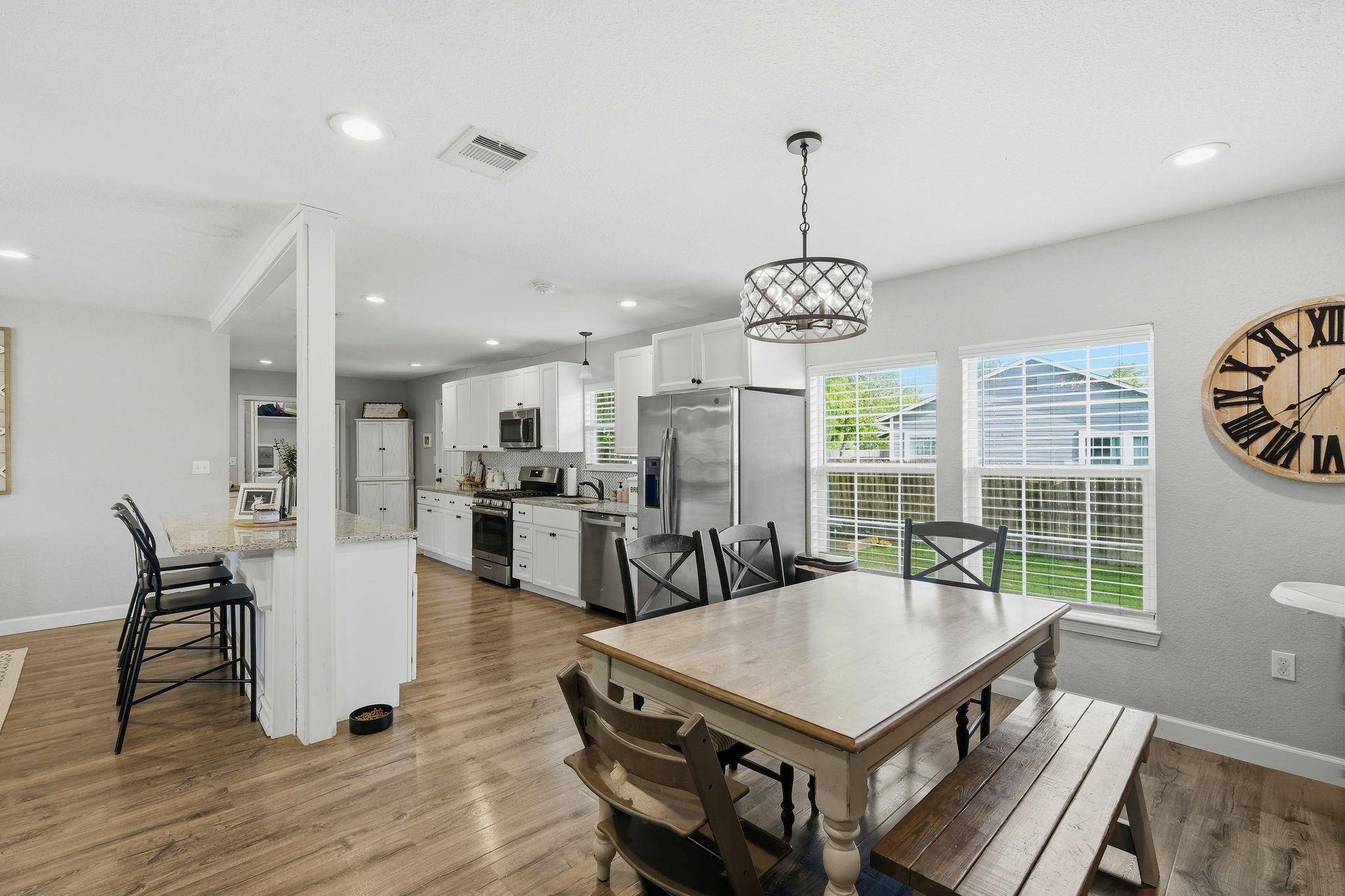 1104 W 7th ST, Taylor, TX 76574